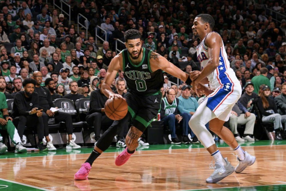 爱游戏关于今晨突围战来临，圣安东尼奥马刺围绕社区盾迎来里程碑，媒体盛赞，赛季目标并未改变的信息