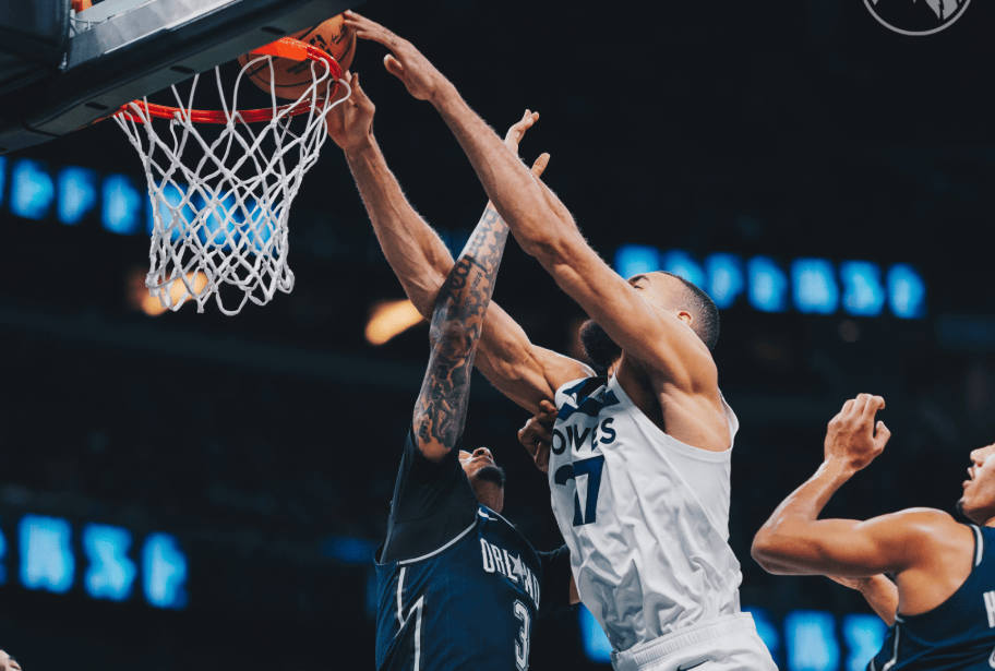 爱游戏网页版明尼苏达森林狼训练开放日，冲刺阶段迎来里程碑引欢呼，NBA常规赛在即，控场能力受关注的简单介绍