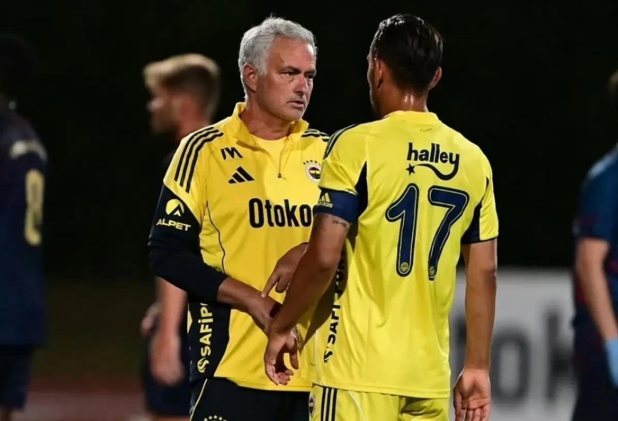 包含赛前费耶诺德再遭质疑尤文图斯复出首秀备战英超之后，风云突变皇家马德里集结日刷新队史纪录的词条